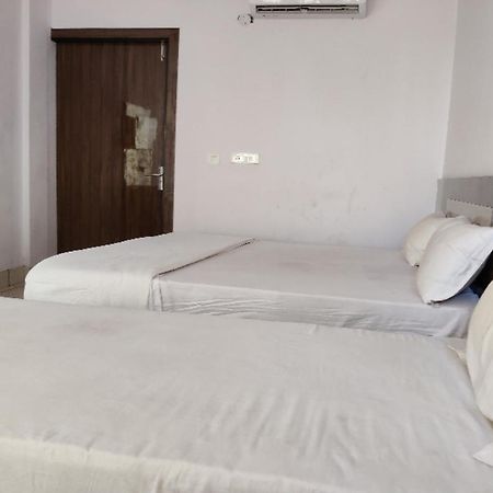 Oyo Hotel Laksh Kurukshetra Buitenkant foto