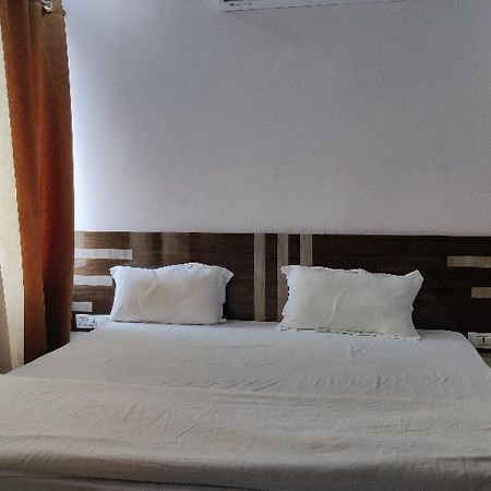Oyo Hotel Laksh Kurukshetra Buitenkant foto