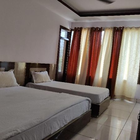 Oyo Hotel Laksh Kurukshetra Buitenkant foto