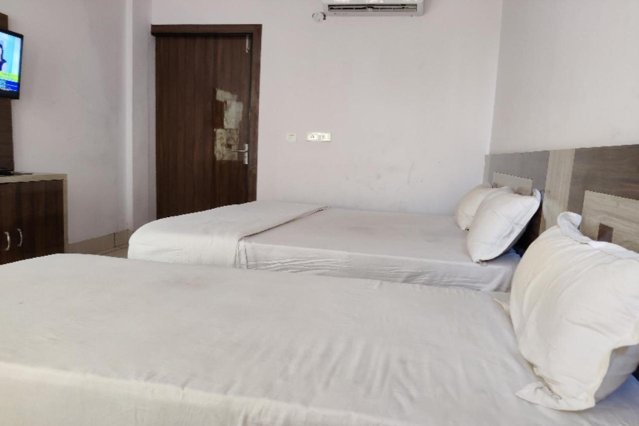 Oyo Hotel Laksh Kurukshetra Buitenkant foto
