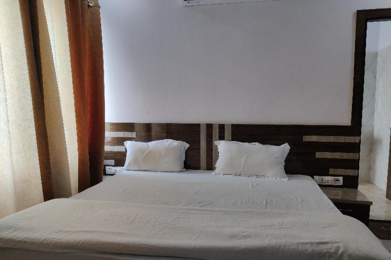 Oyo Hotel Laksh Kurukshetra Buitenkant foto
