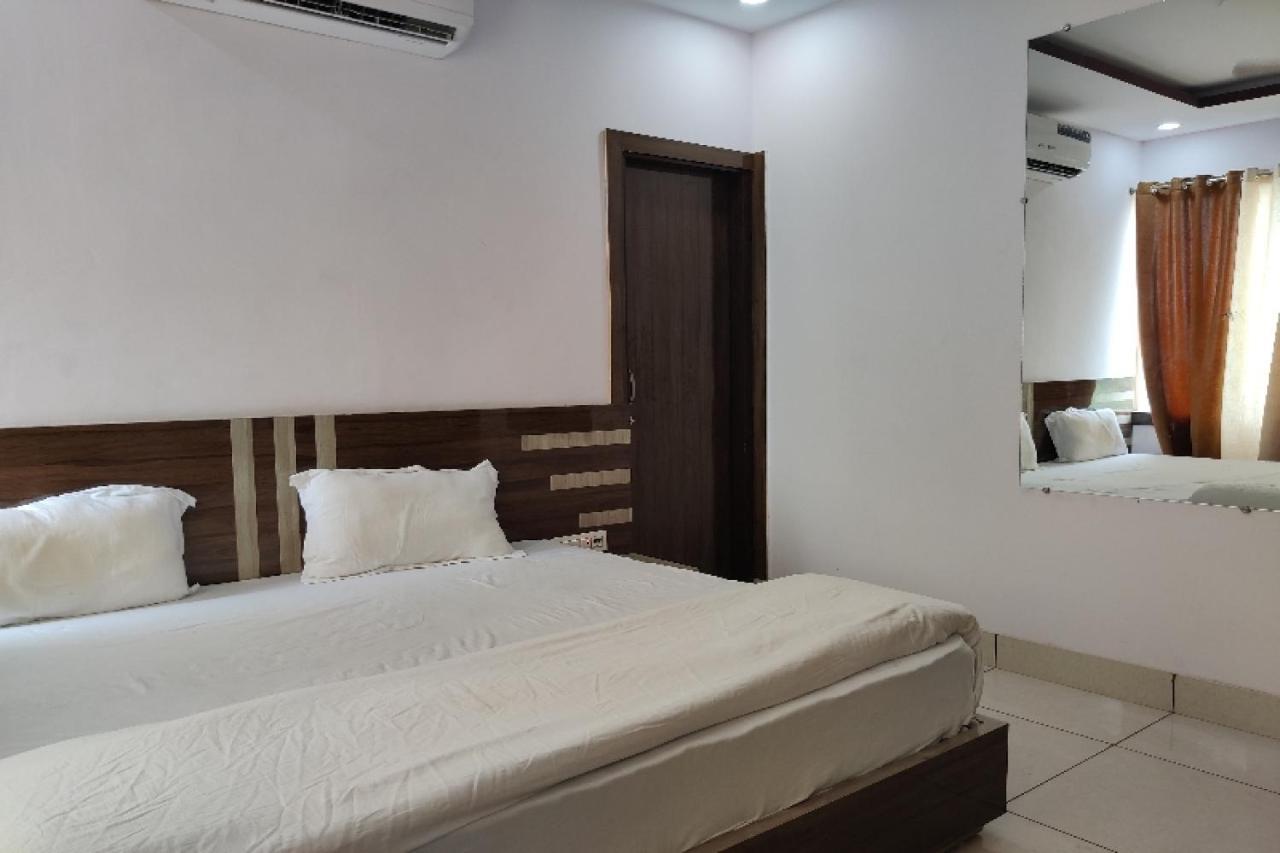 Oyo Hotel Laksh Kurukshetra Buitenkant foto