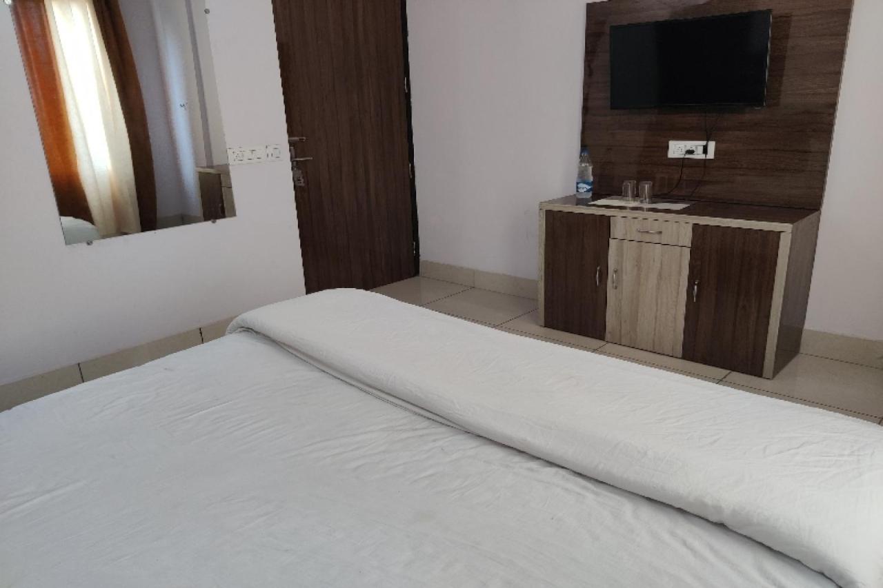 Oyo Hotel Laksh Kurukshetra Buitenkant foto
