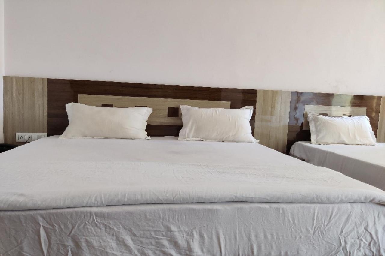 Oyo Hotel Laksh Kurukshetra Buitenkant foto