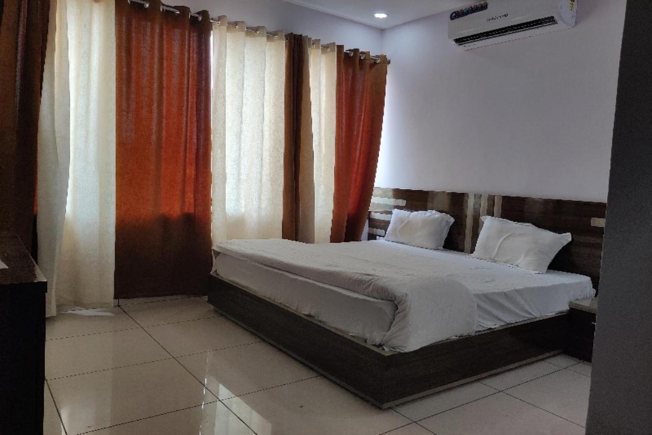 Oyo Hotel Laksh Kurukshetra Buitenkant foto