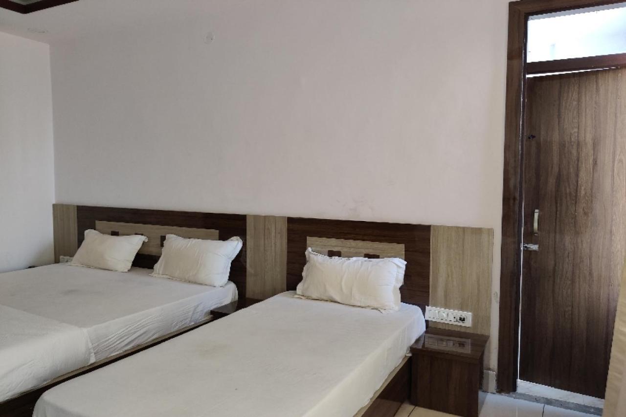 Oyo Hotel Laksh Kurukshetra Buitenkant foto