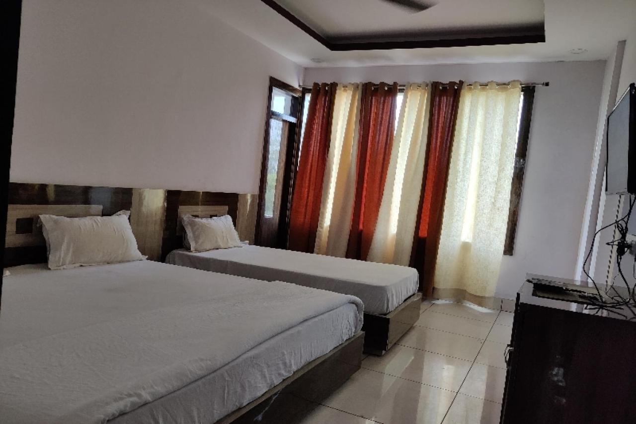 Oyo Hotel Laksh Kurukshetra Buitenkant foto