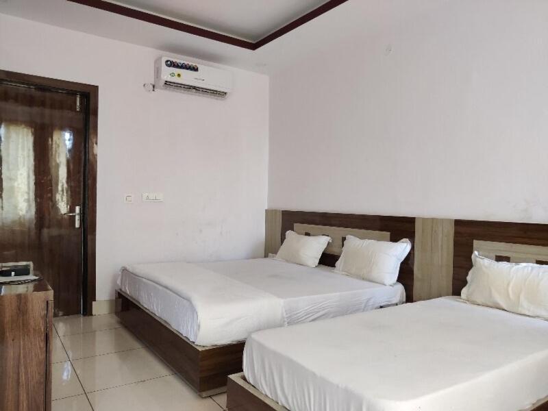 Oyo Hotel Laksh Kurukshetra Buitenkant foto