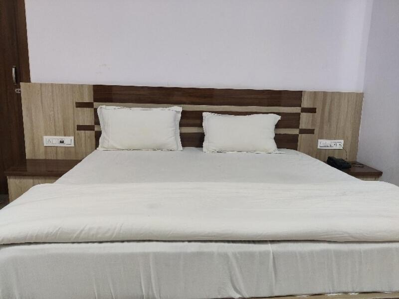 Oyo Hotel Laksh Kurukshetra Buitenkant foto